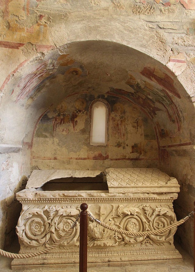 Holy places, Arch, Stone carving, Architecture, Carving, Crypt, Historic site, Tomb, History, Building, 