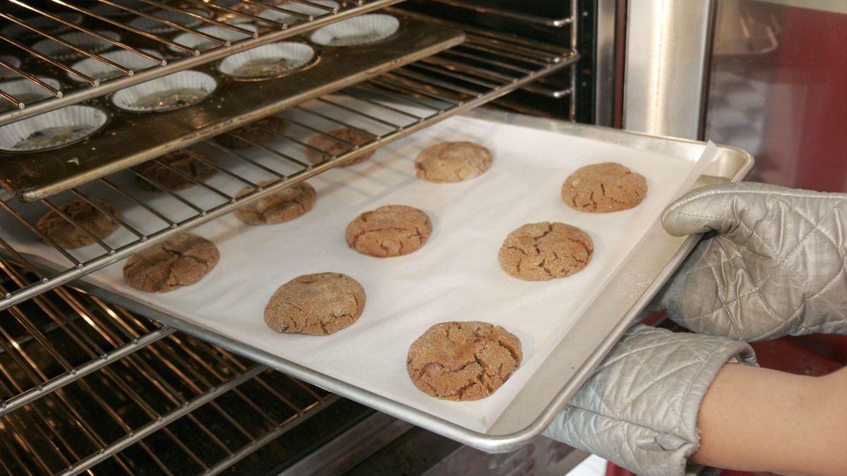 A Viral TikTok Shows The Affect Pan Color Has On Baked Goods