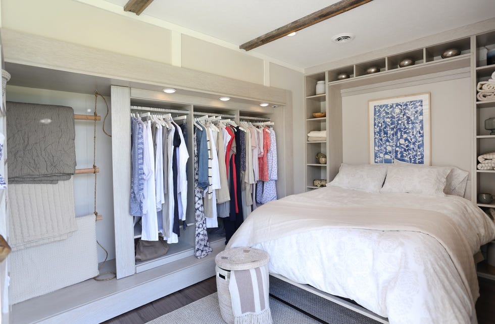 Bedroom, Room, Furniture, Property, Bed, Interior design, Closet, Wall, Bed sheet, Ceiling, 