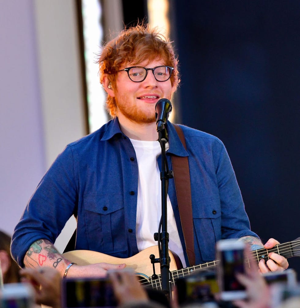 Musician, Music, Performance, Music artist, Microphone, Event, Singer, Singing, Microphone stand, Guitar, 