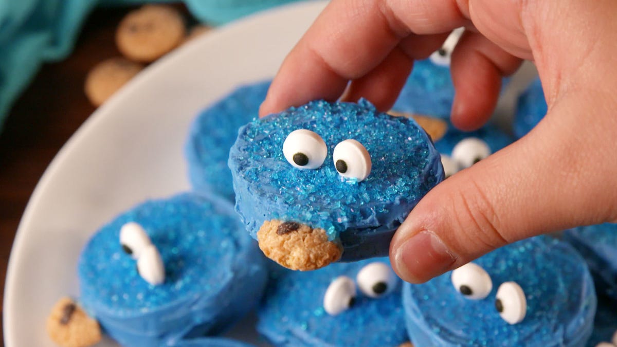 Video player poster image preview for Kids Will Absolutely Adore These Cookie Lovers Oreos