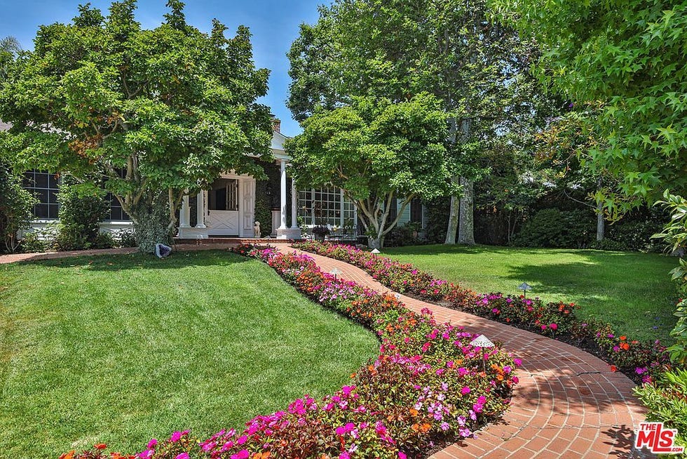 Garden, Property, Tree, Natural landscape, Lawn, Yard, Botanical garden, Plant, Real estate, Landscape, 