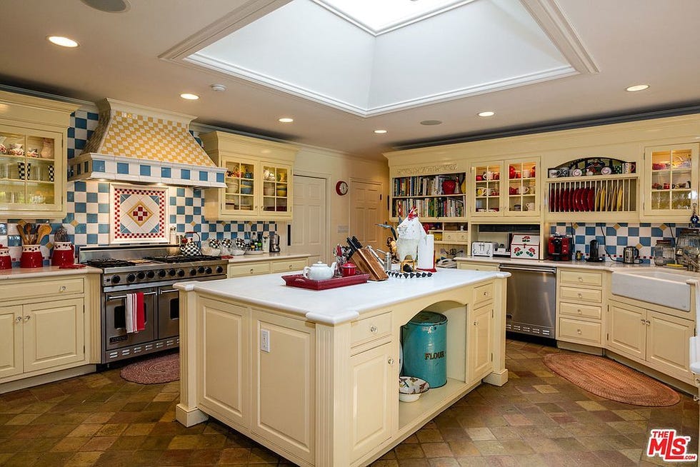 Cabinetry, Room, Property, Furniture, Countertop, Kitchen, Building, Ceiling, Interior design, Lighting, 