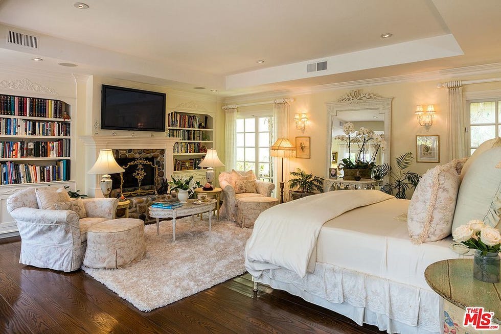 Living room, Property, Room, Furniture, Interior design, Home, Building, Real estate, Floor, Ceiling, 