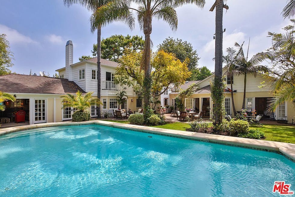 Swimming pool, Property, House, Home, Real estate, Building, Residential area, Estate, Leisure, Villa, 