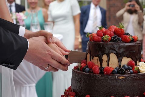 Food, Cake decorating, Cake, Wedding ceremony supply, Torte, Dessert, Strawberries, Event, Tradition, Strawberry, 