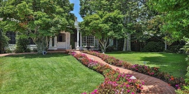 Garden, Lawn, Property, Yard, Grass, Tree, Real estate, Landscape, Home, Plant, 