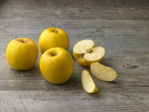 Food, Fruit, Apple, Yellow, Plant, Still life photography, Natural foods, Produce, Accessory fruit, Local food, 