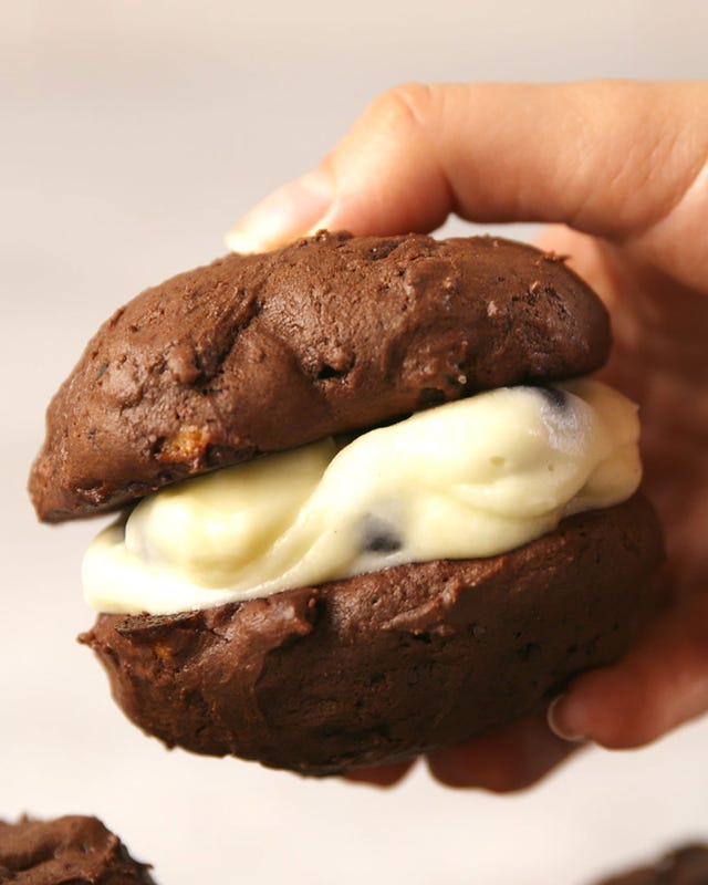 Cookies 'N' Cream Whoopie Pies Cookies 'N' Cream Whoopie Pies