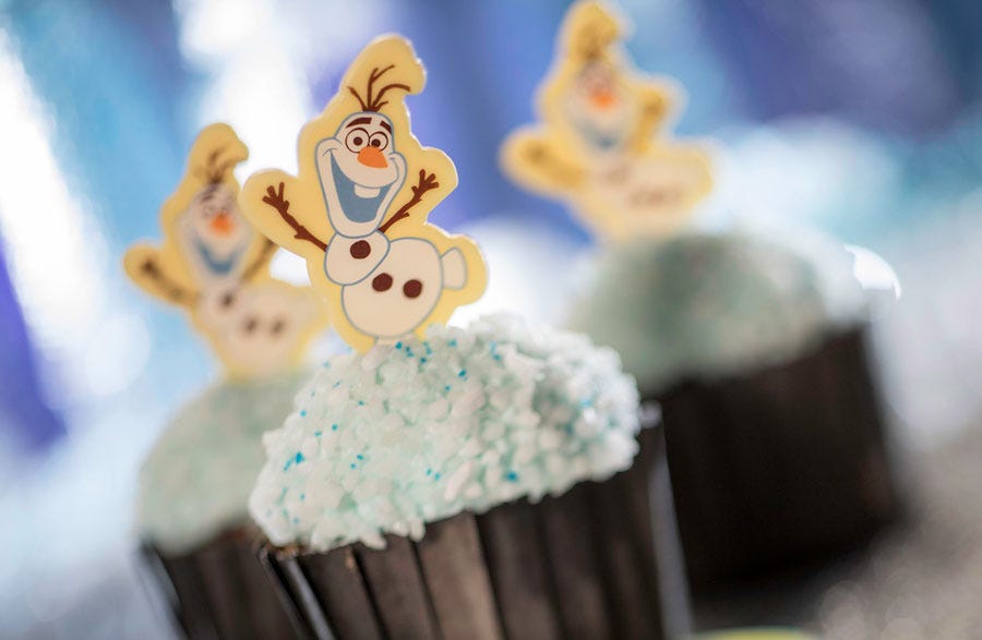 Buttercream, Icing, Cake decorating, Cupcake, Food, Sugar paste, Sweetness, Baking, Dessert, Sprinkles, 