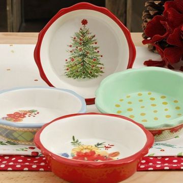 Dishware, Plate, Porcelain, Tableware, Christmas decoration, Christmas tree, Bowl, Plant, Holiday, Interior design, 