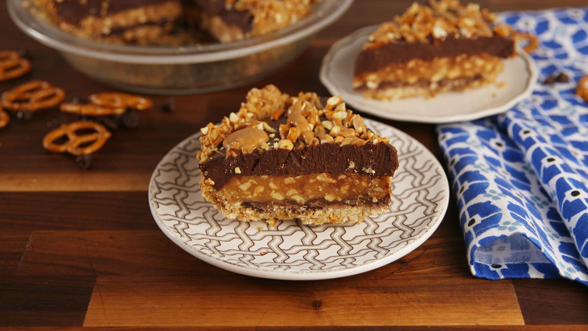preview for Your Favorite Candy Bar Is Now The Best Pie Ever!