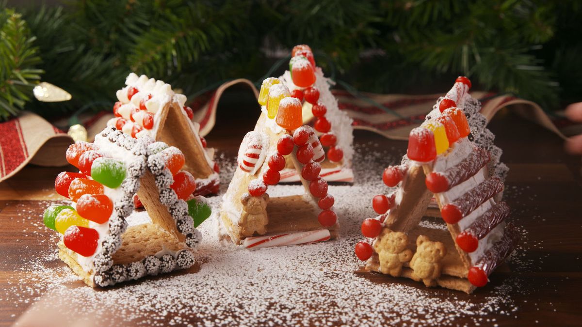 preview for Mini Gingerbread Houses Are Bringing Us Holiday Cheer