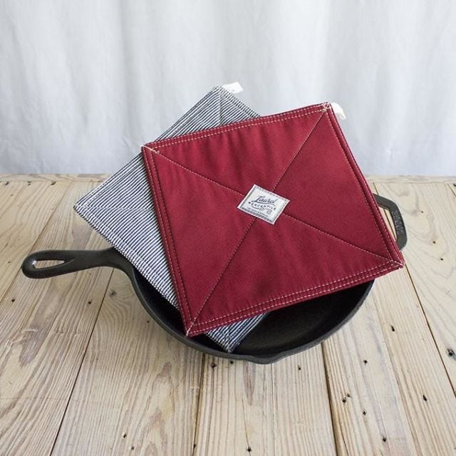Red, Bag, Maroon, Zipper, Handbag, Fashion accessory, Textile, Square, Linens, Messenger bag, 