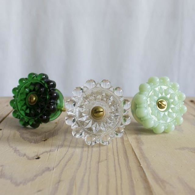 Green, Button, Fashion accessory, Pearl, Hair accessory, Jewellery, Flower, Plant, Brooch, Artificial flower, 