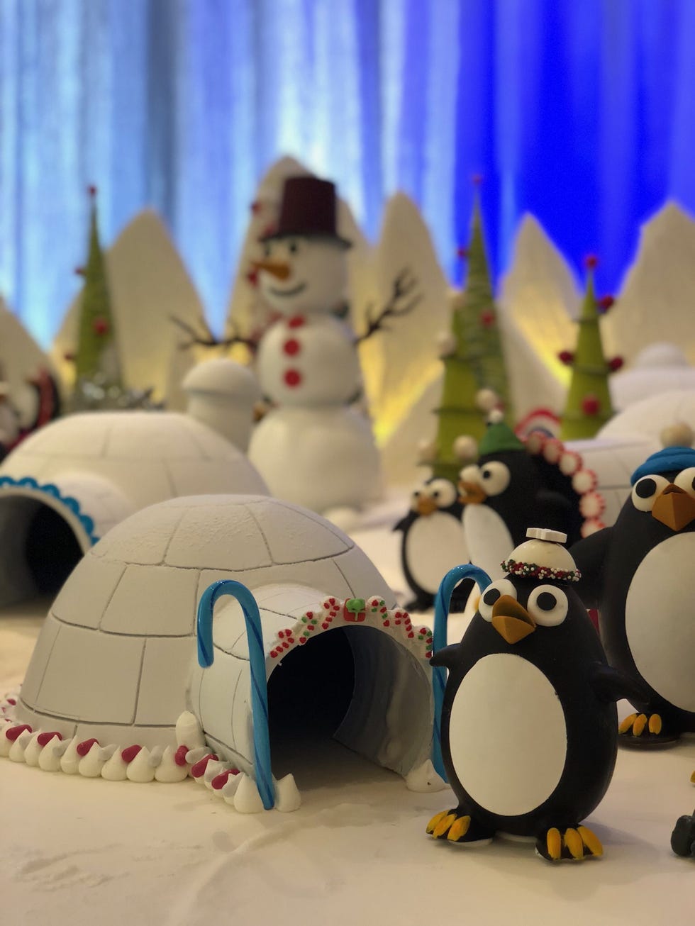 Flightless bird, Penguin, Figurine, Toy, Architecture, Action figure, Animation, Igloo, Souvenir, 