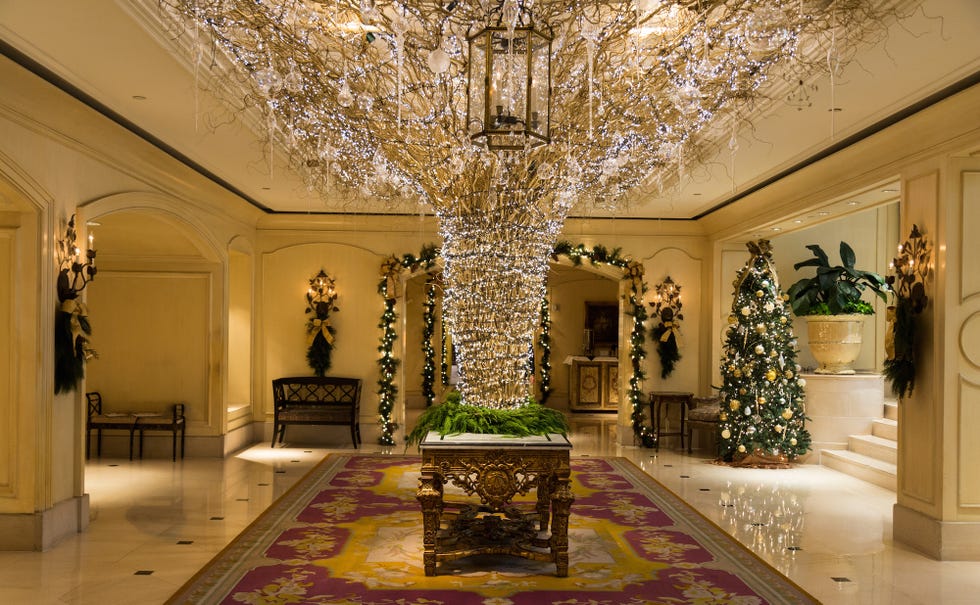 Decoration, Interior design, Property, Ceiling, Room, Lobby, Building, Lighting, Chandelier, Ornament, 