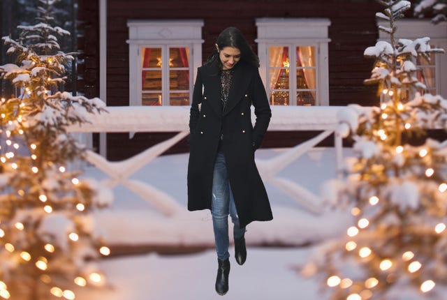 Winter, Fashion, Tree, Snow, Outerwear, Christmas, Christmas eve, Freezing, Street fashion, Christmas decoration, 