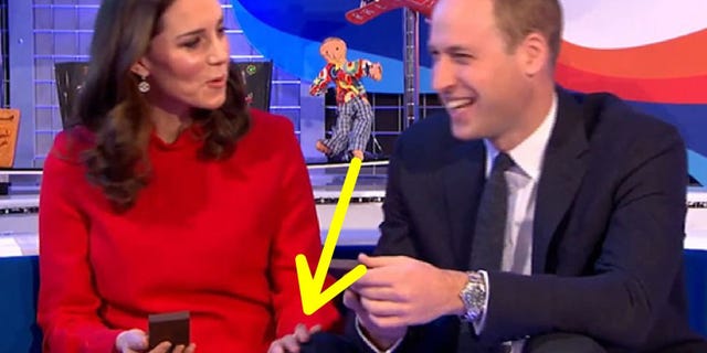 Event, News, Television presenter, Spokesperson, Fun, Newscaster, Conversation, Interview, Media, Television program, 