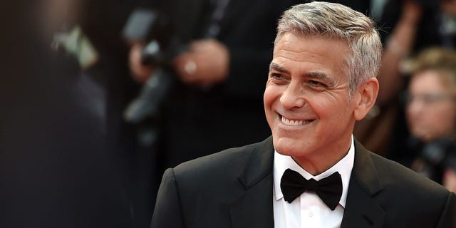 Facial expression, Suit, Formal wear, Tuxedo, Hairstyle, Cheek, Forehead, Businessperson, White-collar worker, Official, 