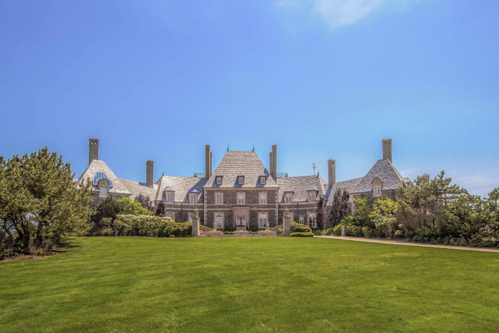 Estate, Landmark, Property, Mansion, Building, Sky, Grass, Lawn, House, Stately home, 