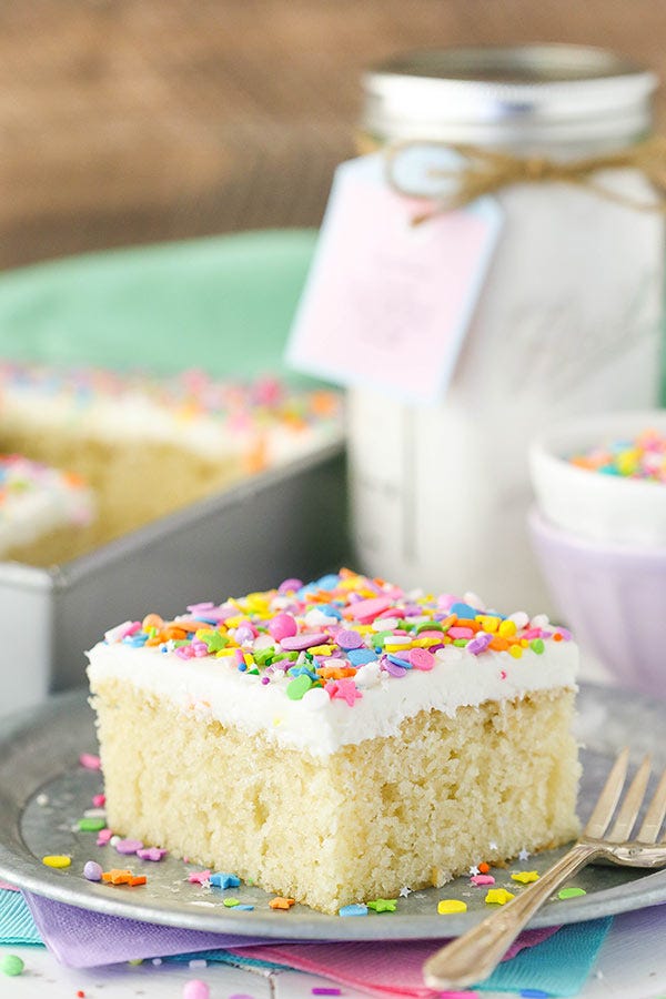Food, Dish, Buttercream, Cuisine, Dessert, Sugar cake, Icing, Ingredient, Baked goods, Sprinkles, 