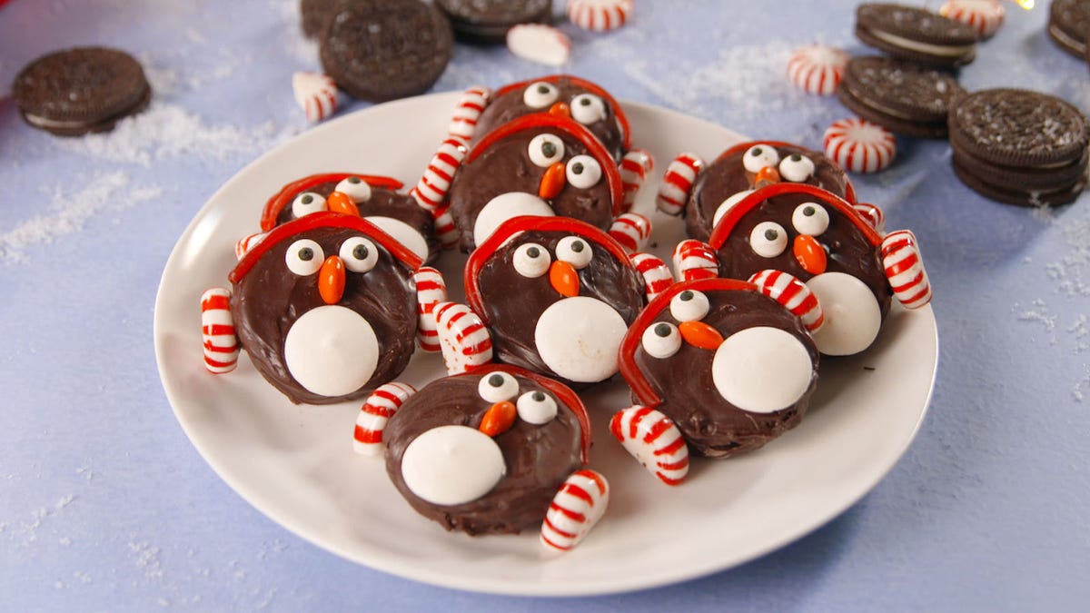 Video player poster image preview for These Adorable Oreo Penguins Deserve A Gold Medal