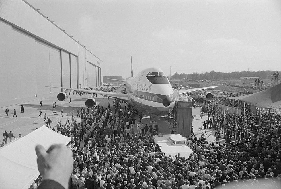 Airplane, Air travel, Airliner, Vehicle, Aircraft, Aerospace engineering, Boeing 747, Aviation, Airline, Wide-body aircraft, 