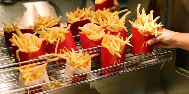 Junk food, Food, Dish, Fast food, French fries, Cuisine, Fried food, Side dish, Ingredient, Street food, 