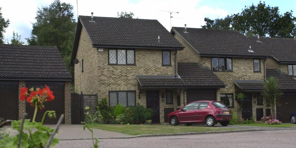 Property, Residential area, House, Home, Roof, Car, Vehicle, Real estate, Cottage, Neighbourhood, 
