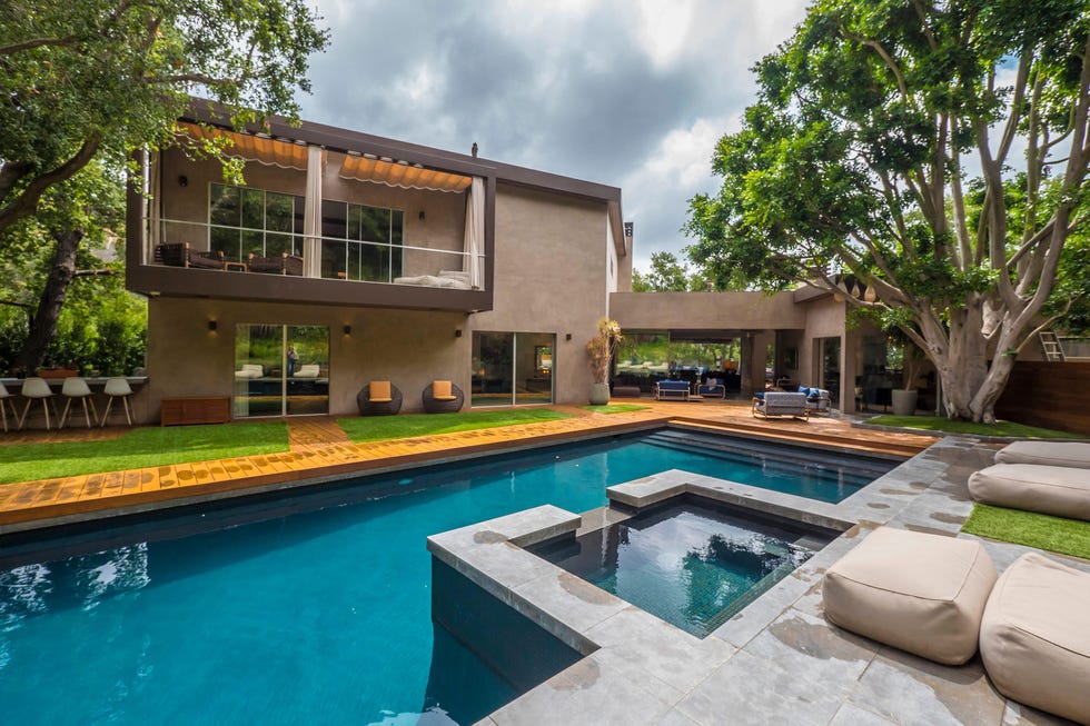 Property, House, Swimming pool, Real estate, Home, Building, Estate, Residential area, Architecture, Backyard, 