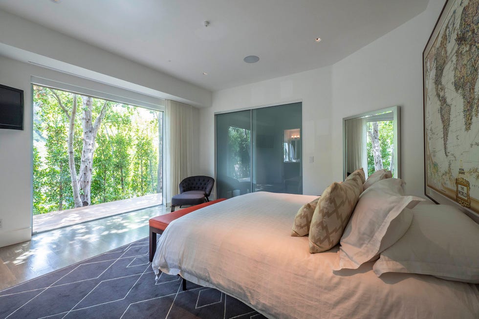 Bedroom, Property, Room, Furniture, Interior design, Real estate, Bed sheet, Floor, Building, Bedding, 