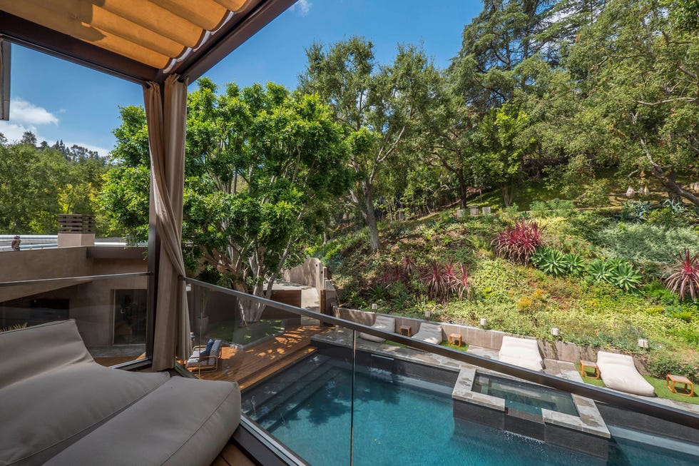 Property, Real estate, House, Home, Backyard, Swimming pool, Building, Room, Residential area, Estate, 