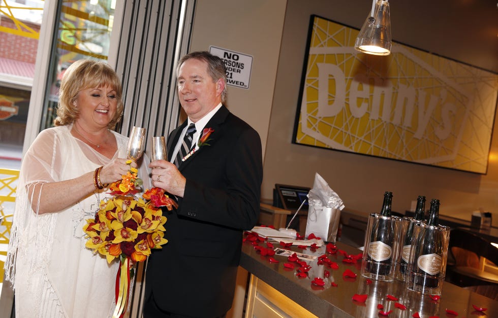 Yellow, Event, Ceremony, Drink, Wine, Distilled beverage, Liqueur, Wedding, Restaurant, 