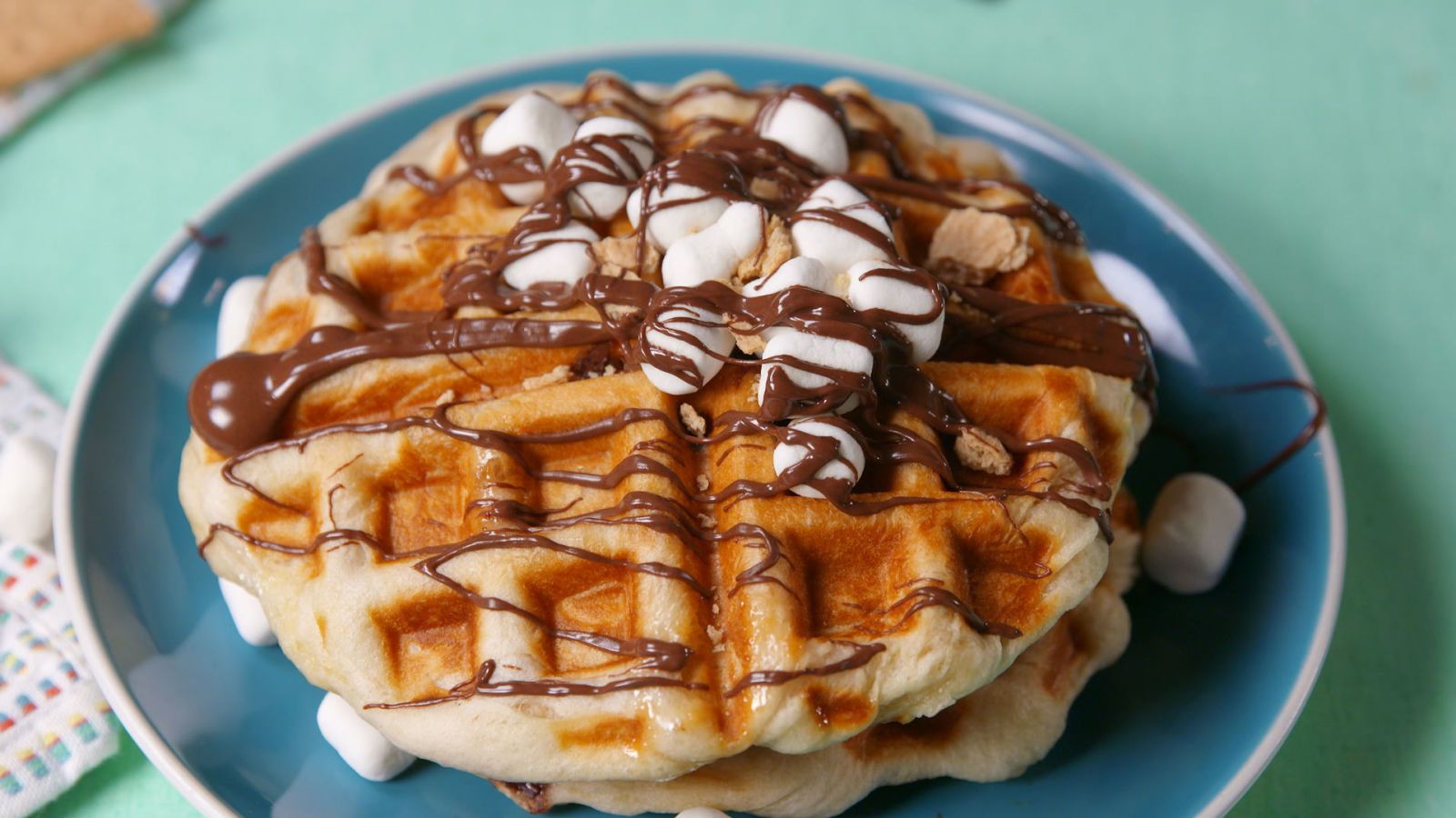 https://hips.hearstapps.com/del.h-cdn.co/assets/18/05/1600x900/hd-aspect-1517611815-delish-kids-smores-stuffed-waffles-gopher.jpg