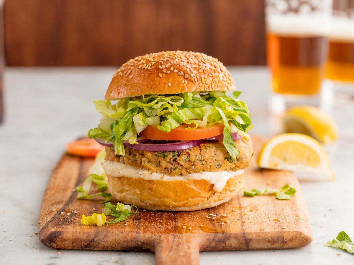 https://hips.hearstapps.com/del.h-cdn.co/assets/18/05/2048x1536/sd-aspect-1517424682-salmon-burger-delish-1.jpg?resize=1200:*