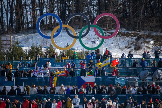 People, Crowd, Recreation, Tree, Leisure, Winter, Snow, Vehicle, Tourism, 