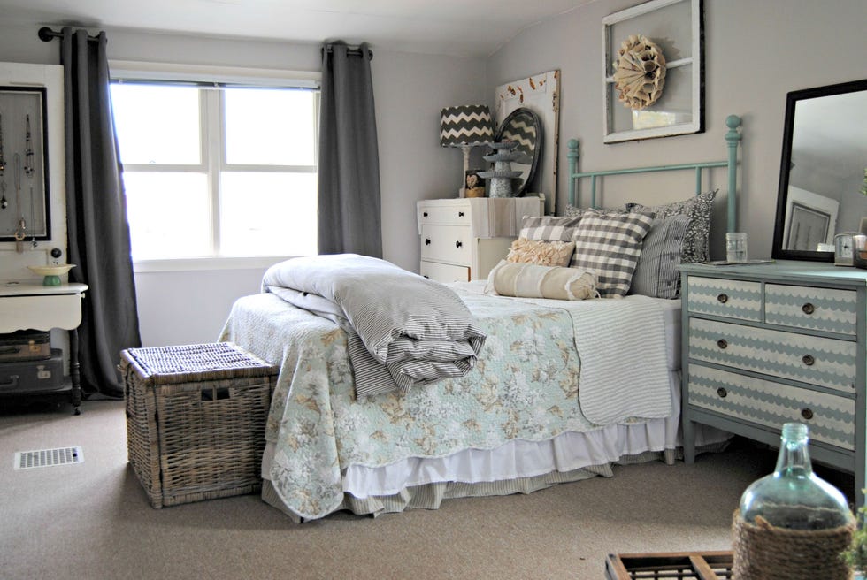 Bedroom, Furniture, Room, Interior design, Bed, Bed sheet, Property, Chest of drawers, Bed frame, Bedding, 