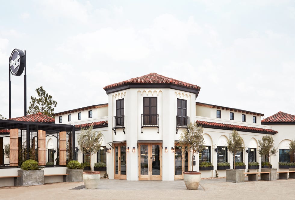 delish-magnolia-table-exterior