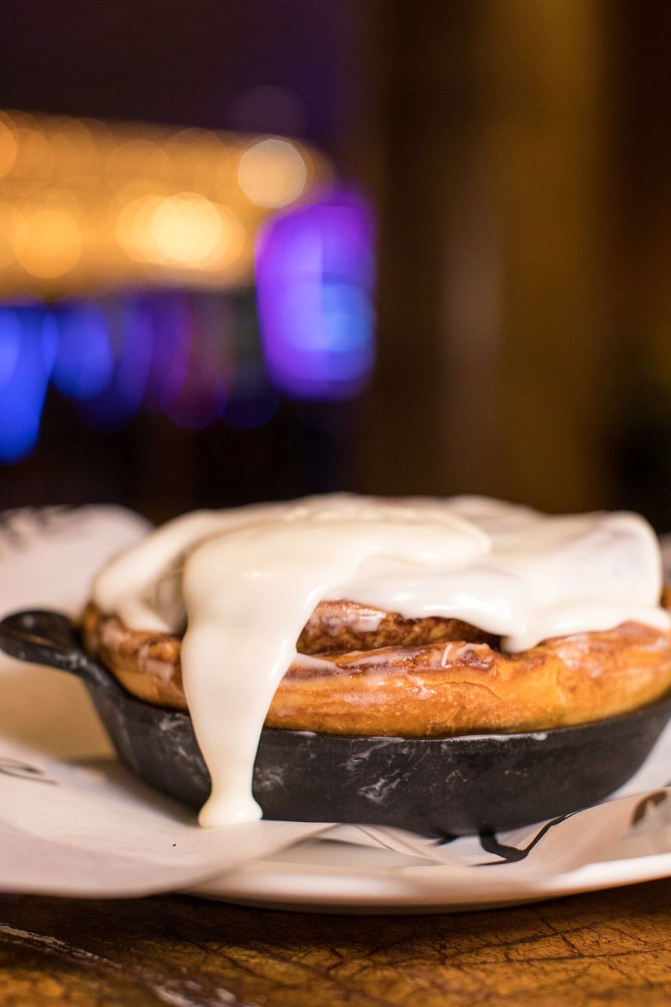 delish-giant-cinnamon-roll