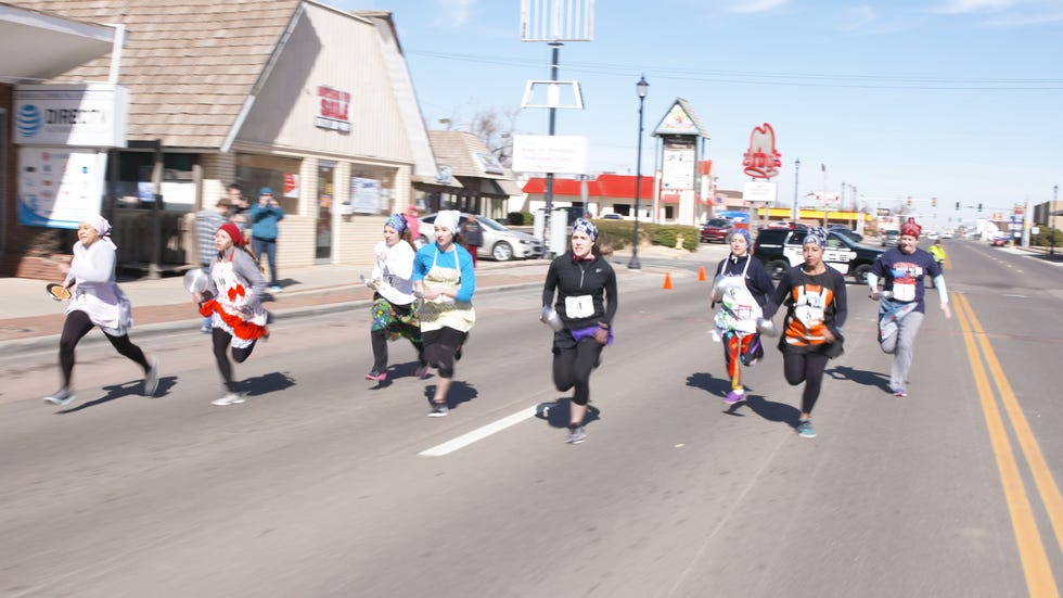 Running, Marathon, Pedestrian, Recreation, Long-distance running, Half marathon, Athletics, Crowd, Exercise, Road, 