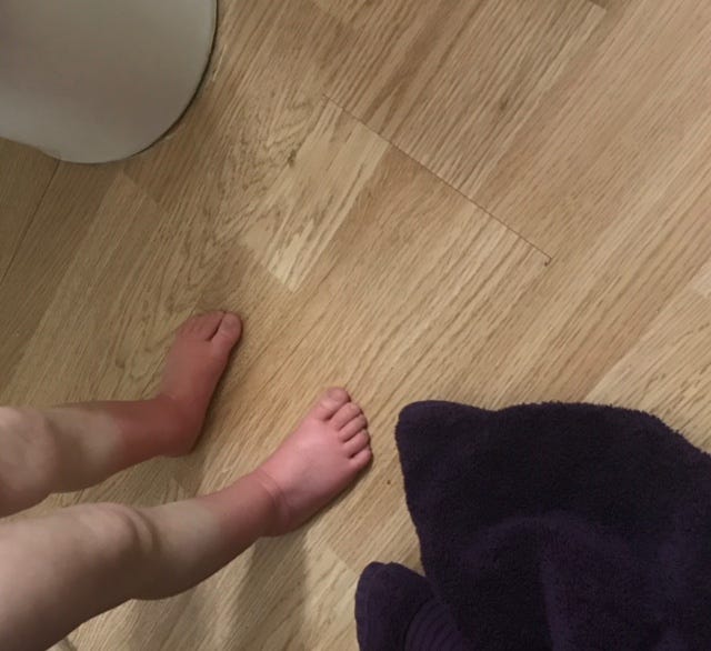 Leg, Toe, Foot, Floor, Human leg, Hardwood, Sole, Barefoot, Skin, Flooring, 