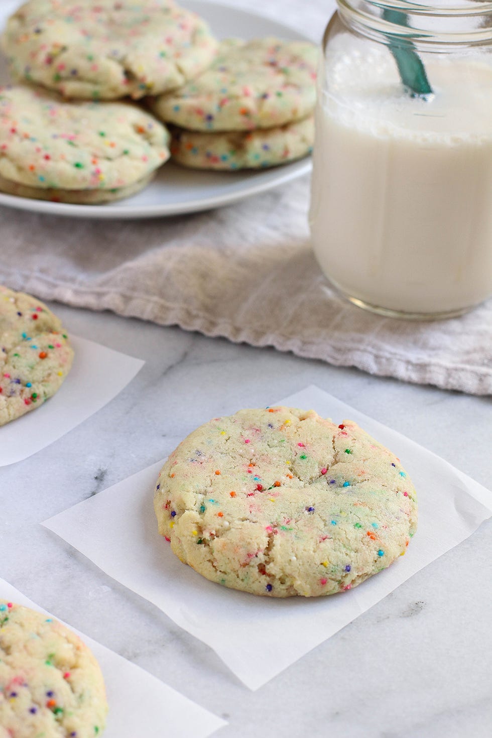 Food, Cookies and crackers, Cookie, Sprinkles, Cuisine, Dessert, Dish, Biscuit, Ingredient, Snack, 