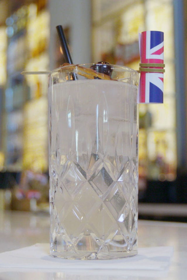 Glass, Highball glass, Drink, Transparent material, Old fashioned glass, Gin and tonic, Vodka and tonic, Tom collins, Distilled beverage, Drinking straw, 