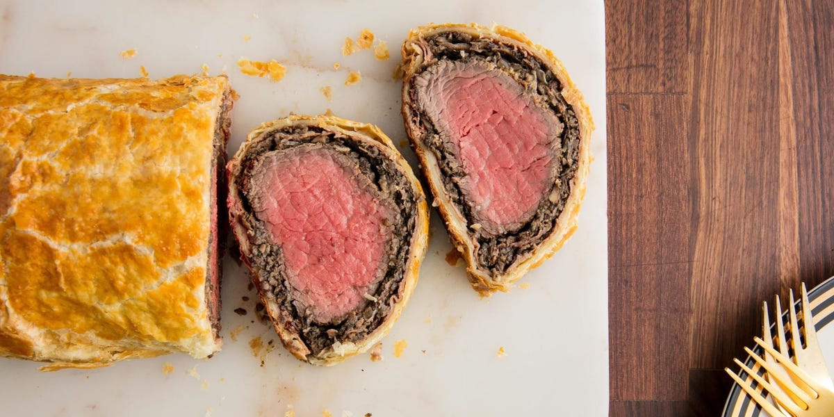 https://hips.hearstapps.com/del.h-cdn.co/assets/18/11/2048x1024/landscape-1520886453-beef-wellington-delish.jpg?resize=1200:* Recipe