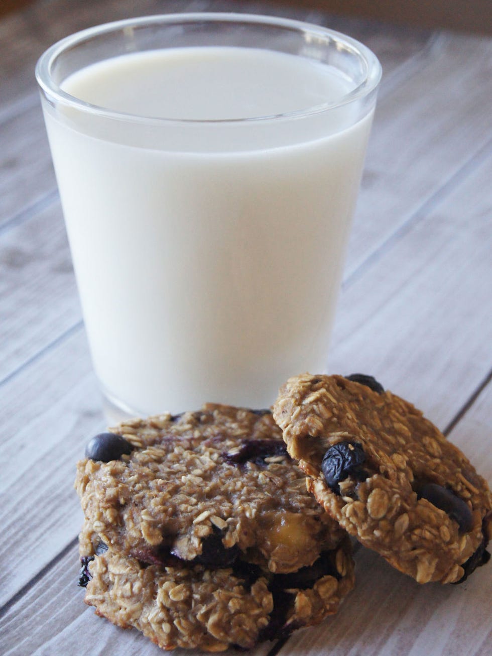 <p>This super-quick recipe has only five ingredients, so if you have time to whip up pancakes in the morning, then you can definitely manage to make these blueberry delights.</p> <p><strong>Get the recipe at <a href="http://www.momables.com/blueberry-breakfast-cookie-recipe/">MOMables</a>.</strong></p>