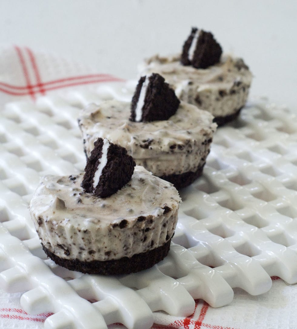 <p>From too-crumbly crusts to unset centers, cheesecakes can be a real pain to bake. Not anymore! Recreate this timeless crowd favorite without all the fuss (and in a cute little size!) for an easy upgrade to your Super Bowl dessert table.</p>
<p>Get the recipe at <a href="http://simplygluten-free.com/blog/2011/06/gluten-free-no-bake-cookies-creme-cheesecakes.html">Simply Gluten-Free</a>.</p>