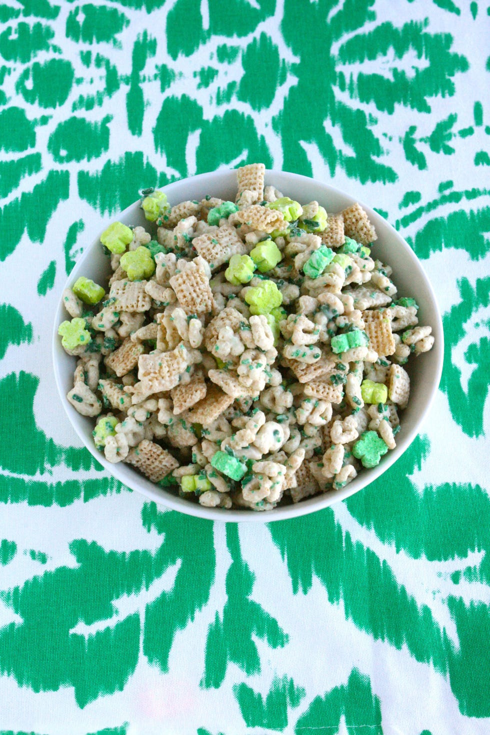 <p>Friends and family will feel lucky to chow down on this easy, no-cook snack! It's ready in 15 minutes flat and only calls for four ingredients. Swap in your favorite cereal and/or sprinkles, if desired.</p>
<p><strong>Recipe: <a href="http://gogonow.org/recipefinder/leprechaun-chow-recipe-ghk0314%22 target="_blank">Leprechaun Chow</a></strong></p>