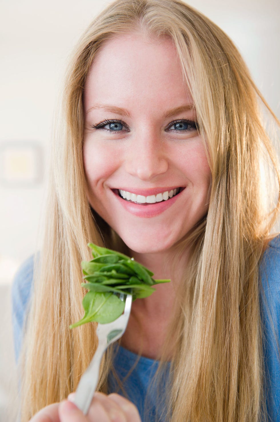 1 P.M. Goal: De-stress at lunch <p>If your morning tasks leave you anxious, try a salad with spinach, summer squash and zucchini topped with quinoa on your break. The vegetables provide plenty of vitamin B6, which helps make mood-stabilizing neurotransmitters and aids nervous system function. Quinoa, a complete protein, is rich in magnesium, and that relaxes blood vessels and muscles, says Boone. You can also sprinkle maca root powder on top, she adds. The nutty-tasting veggie "may enhance the body's natural ability to respond to stress," she says.</p>