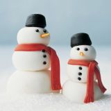  <p>Fondant alb face dulce oameni de zăpadă, care va dura pe tot parcursul sezonului. Dați cantități mici de portocaliu fondant și roșu pentru a crea nasurile și eșarfele morcovului.</p> <p><b>Cum sa faci oamenii de zapada care nu se topesc</b></p> <p>Acești oameni de zăpadă veseli își primesc formele roșii, eșarfe roșii și nasurile de morcov din fondant laminat, un amestec de zahăr gros și pliabil adesea folosit pentru a da torturilor nunți un finisaj neted (îl veți găsi la magazinele de panificație). Prășinile de ciocolată stau în picioare pentru ochii și butoanele cărbunelui; licorice picături fac palarii.</p> <p><b>Instrumente și materiale</b></p> <p>Fondant alb (nr. 710-2076), fromwilton.com</p> <p>Gel-pastă de colorare a alimentelor (nr. 601-5127), fromwilton.com</p> <p>Ciocolată stropi, scobitori, licorice dot pentru pălărie, grâu de nisip, nu-Melt Snowmen</p> <p><b> Cum-Pentru a</b>:</p> <p>Pe o suprafață de diadem de porumb, rotiți bilele de fondant alb pentru a forma cele trei părți ale unui om de zăpadă.</p> <p>Bile de lipire cu glazură regală dacă este necesar. Folosind coloranți alimentari gel-pastă, nuanțează un pic de portocal fondant; forma în nasul morcovului. Tentați o cantitate mică de roșu pentru eșarfe.</p> <p>Asigurați găuri de scobitori pentru nas, ochi și butoane; împingeți morcovii și stropiți. Adăugați eșarfe și în partea de sus cu pălării de lemn dulce. Afișați pe o tavă care a fost “zăpadă” cu zahăr de șlefuit sau așezată în fața unei case de turtă dulce.</p